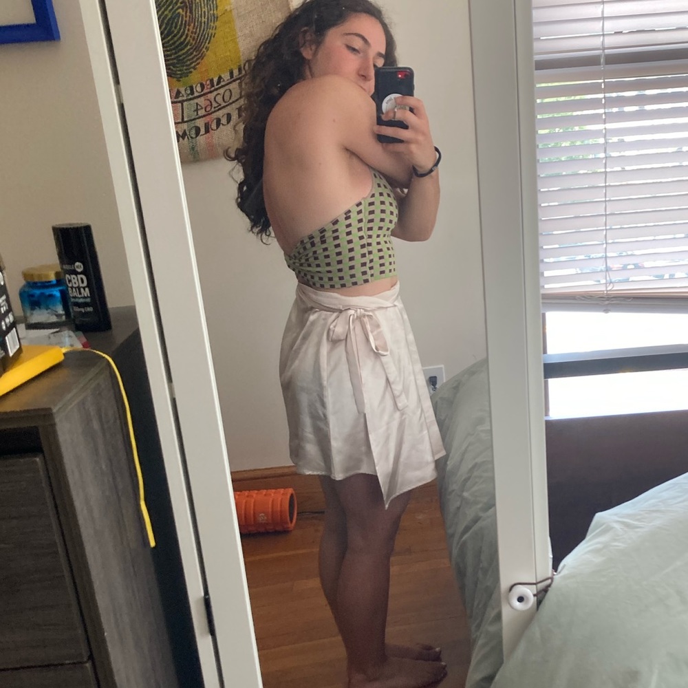 Checkered Halter Style Crop Top - Picture 3 of 9
